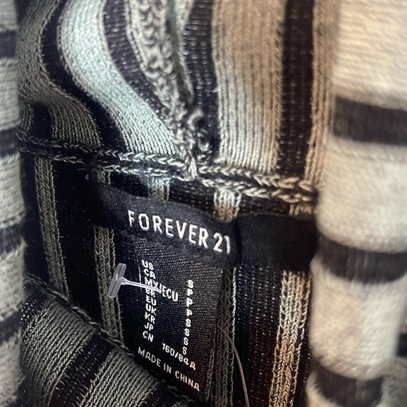 🖤Forever 21 Stripped Turtleneck🖤 - Picture 3 of 4